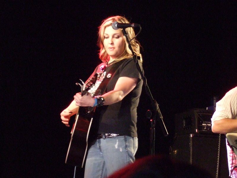 Sunny Sweeney playing acoustic guitar on stage at the Midlands Music Festival, 2007