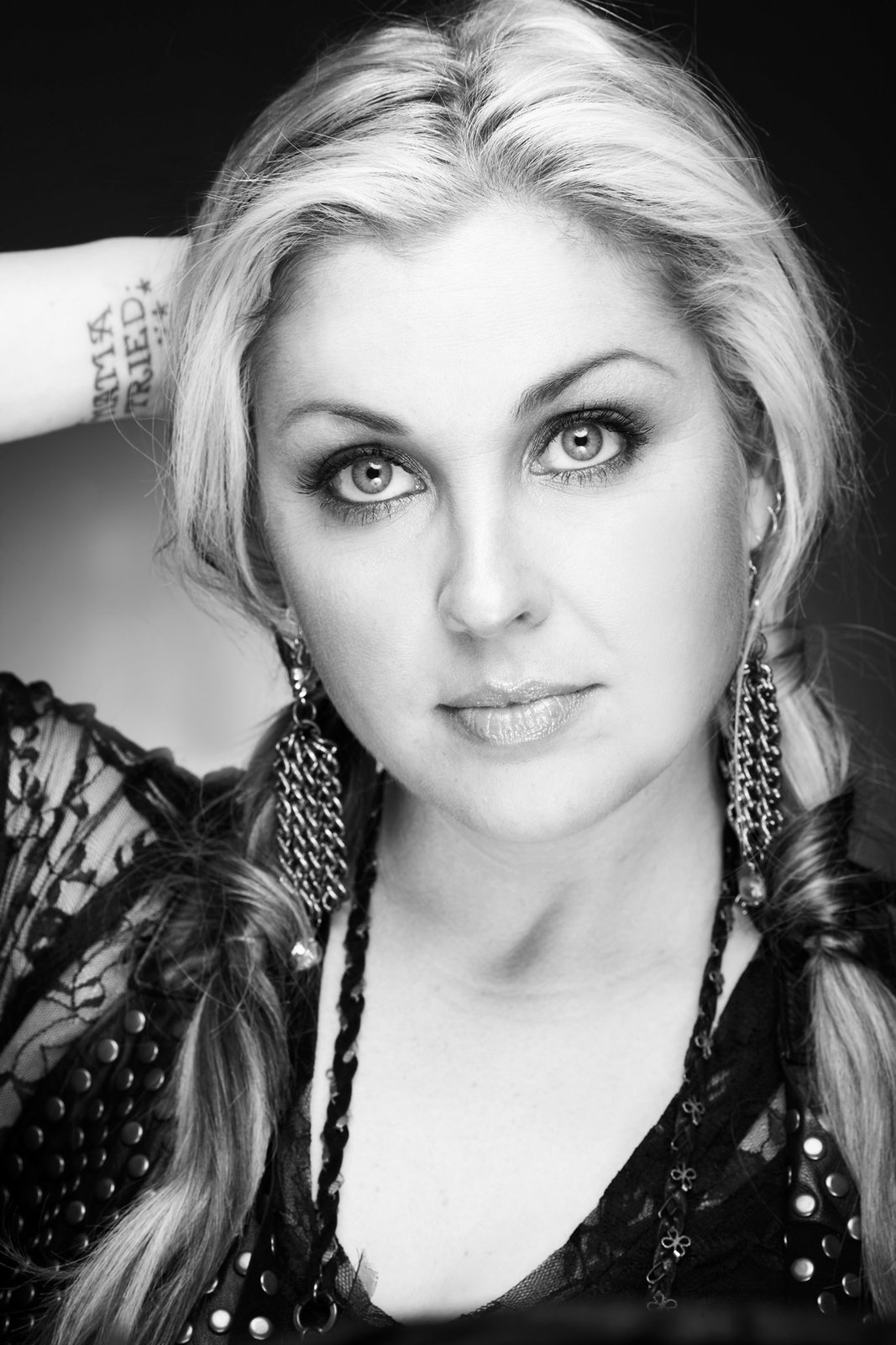 Black and white portrait of country singer Sunny Sweeney, 2010