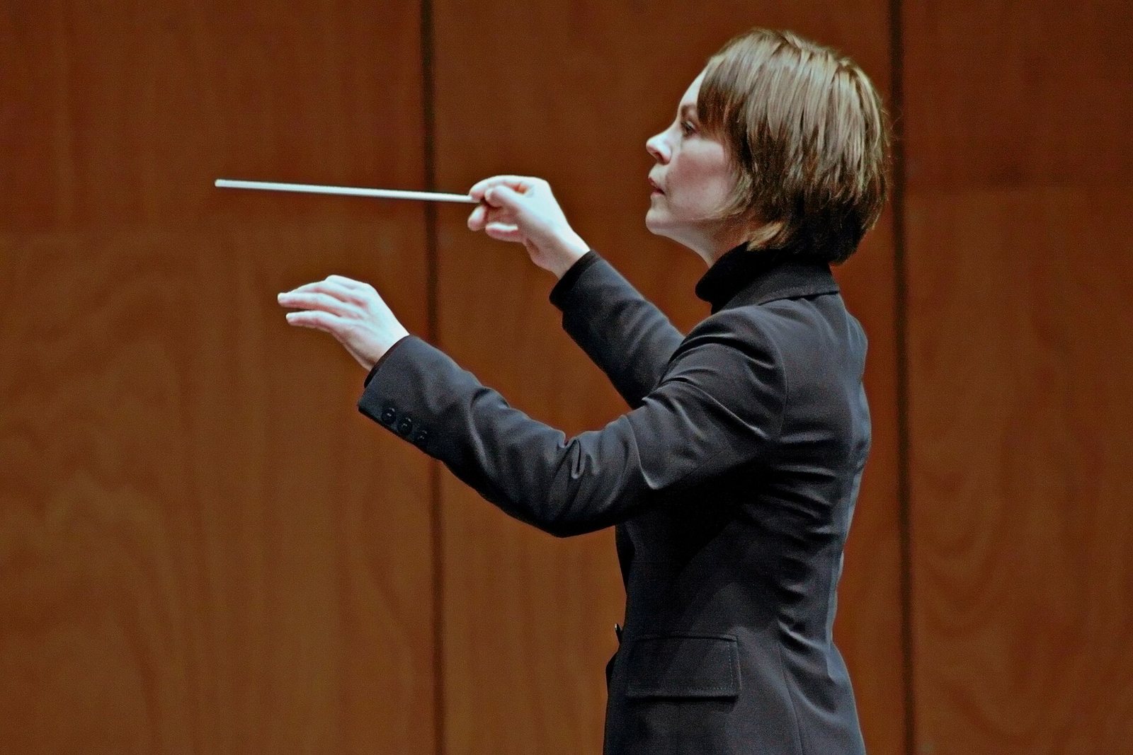 Susanna Mälkki conducting at the MITO SettembreMusica festival, Palavela, Turin, 2008