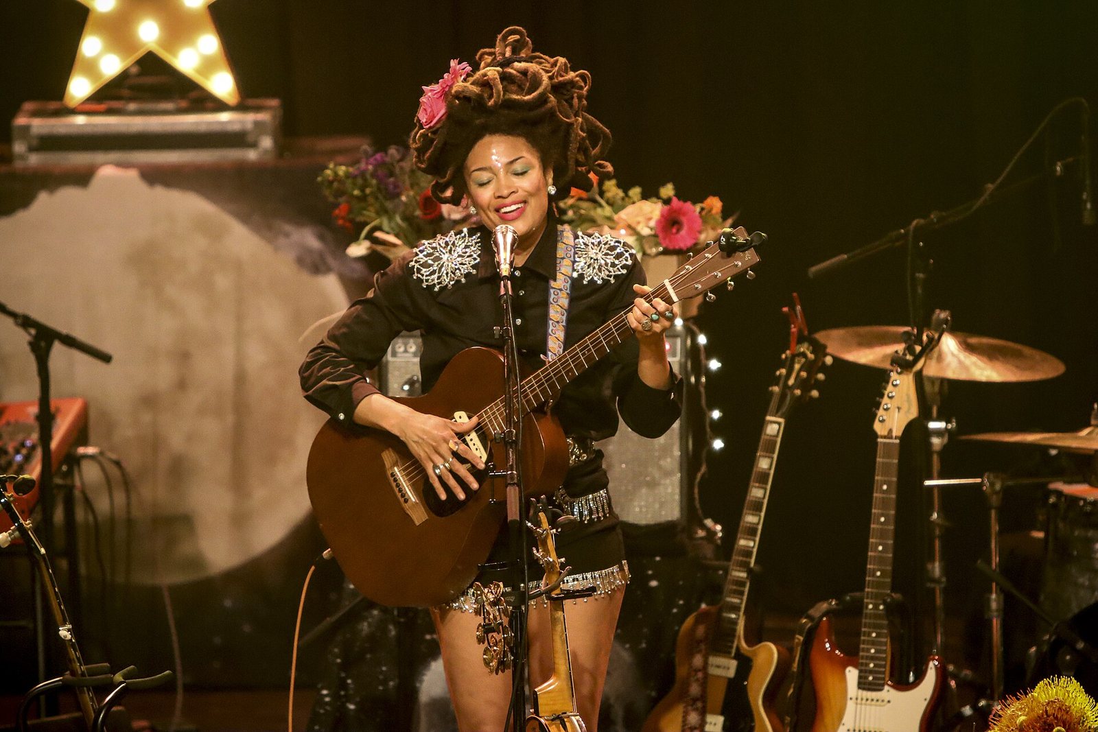 Valerie June performing with acoustic guitar at the Fonda Theatre, Los Angeles, 2022