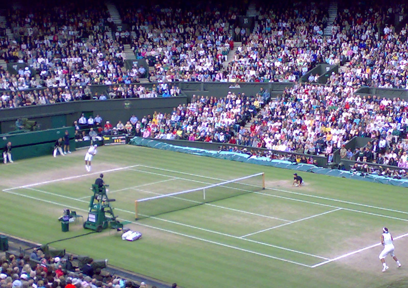 Federer serving on Centre Court, 2008 Wimbledon men's final - Wimbledon tickets