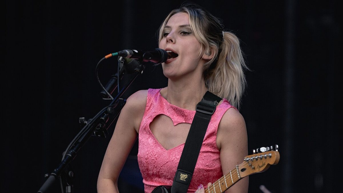 Ellie Rowsell of Wolf Alice singing at Reading Festival, August 2021