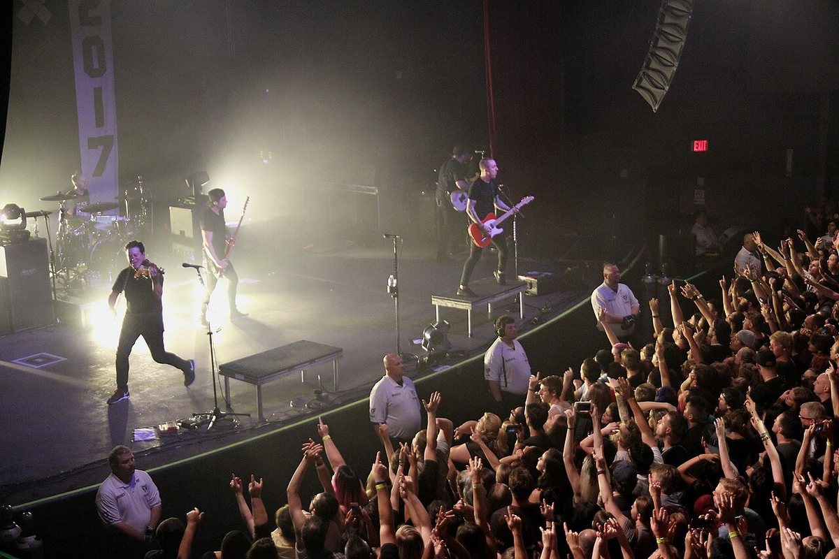 Buy Simple Plan & Yellowcard tickets on StubOrder Yellowcard performing to a packed crowd in Tempe, Arizona, March 2017